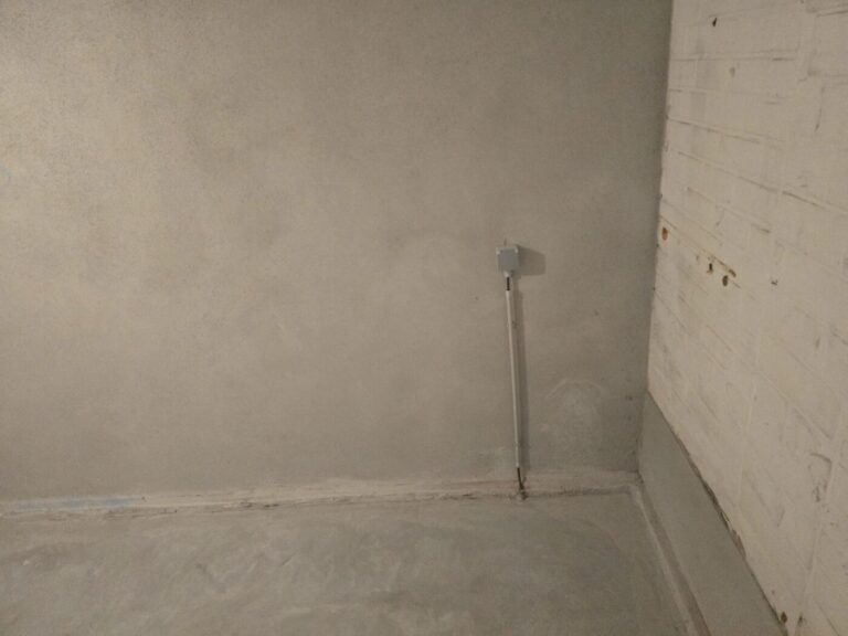Afgewerkte kelderwand met waterdichte bepleistering
