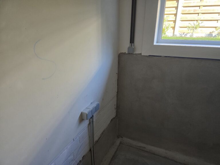 Waterdichte afwerking onderaan een muur bij het raam