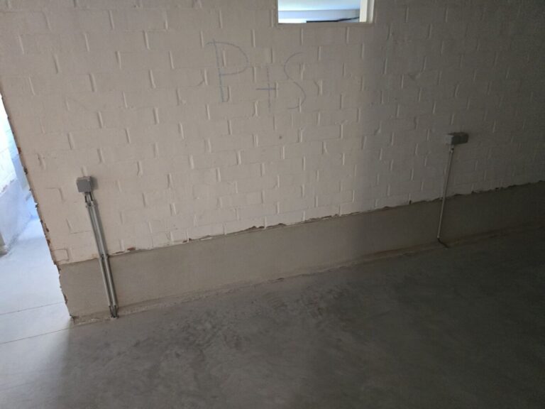 Kelderwand met nieuwe waterdichte plint