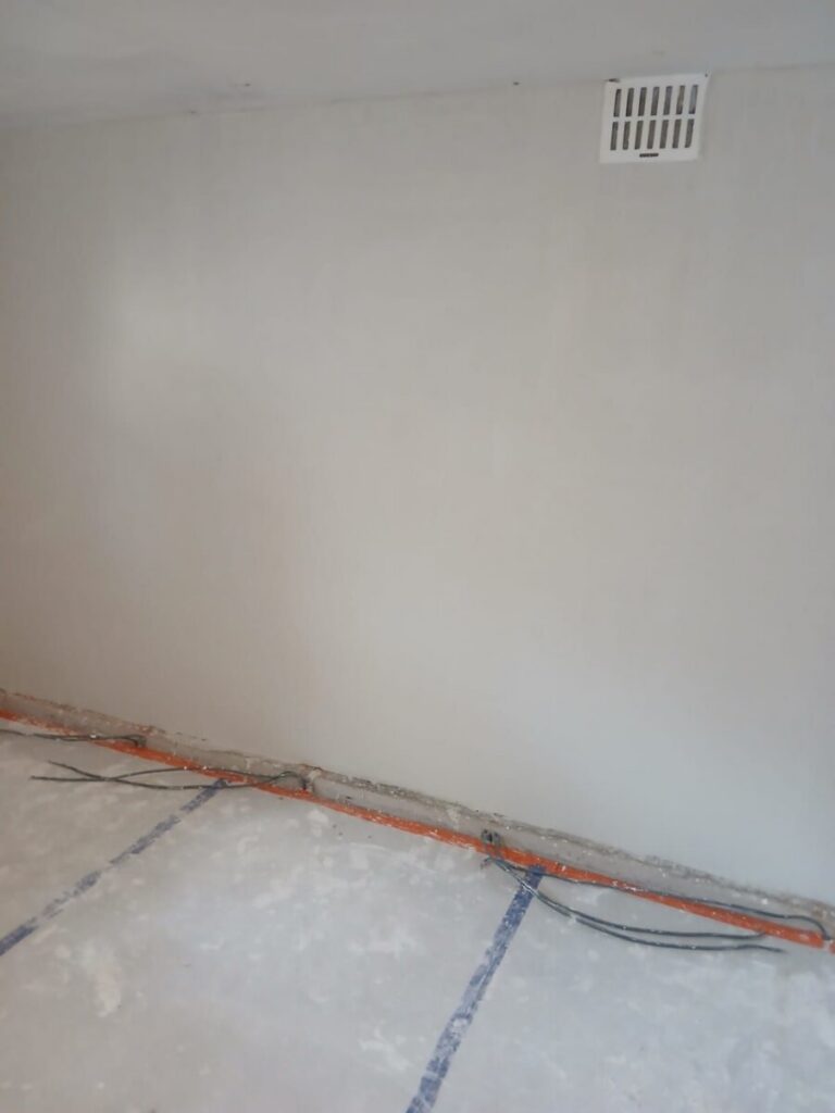 Glad gepleisterde muur, klaar voor verf of behang