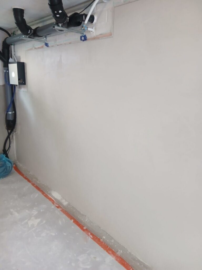 Gepleisterde wand in een technische ruimte