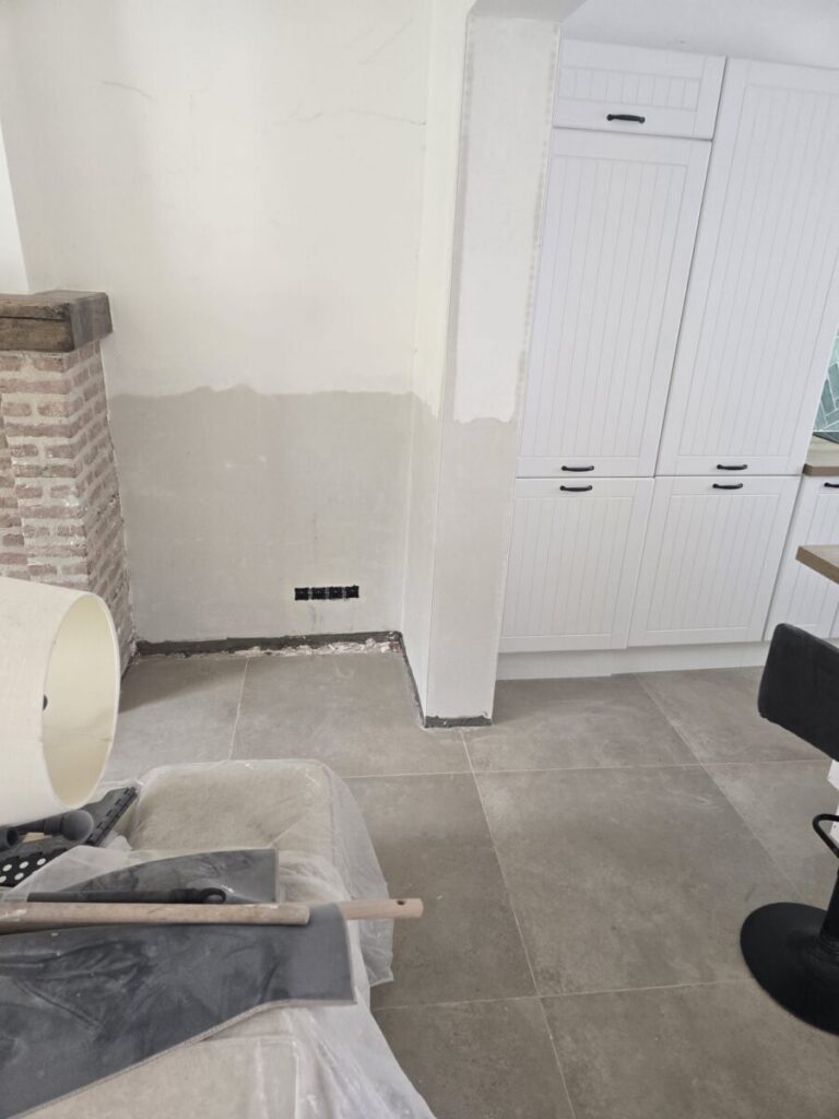Keuken met nieuwe grootformaat vloertegels
