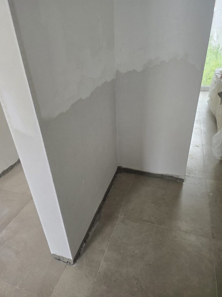 Herstelde muurhoek na vochtbehandeling